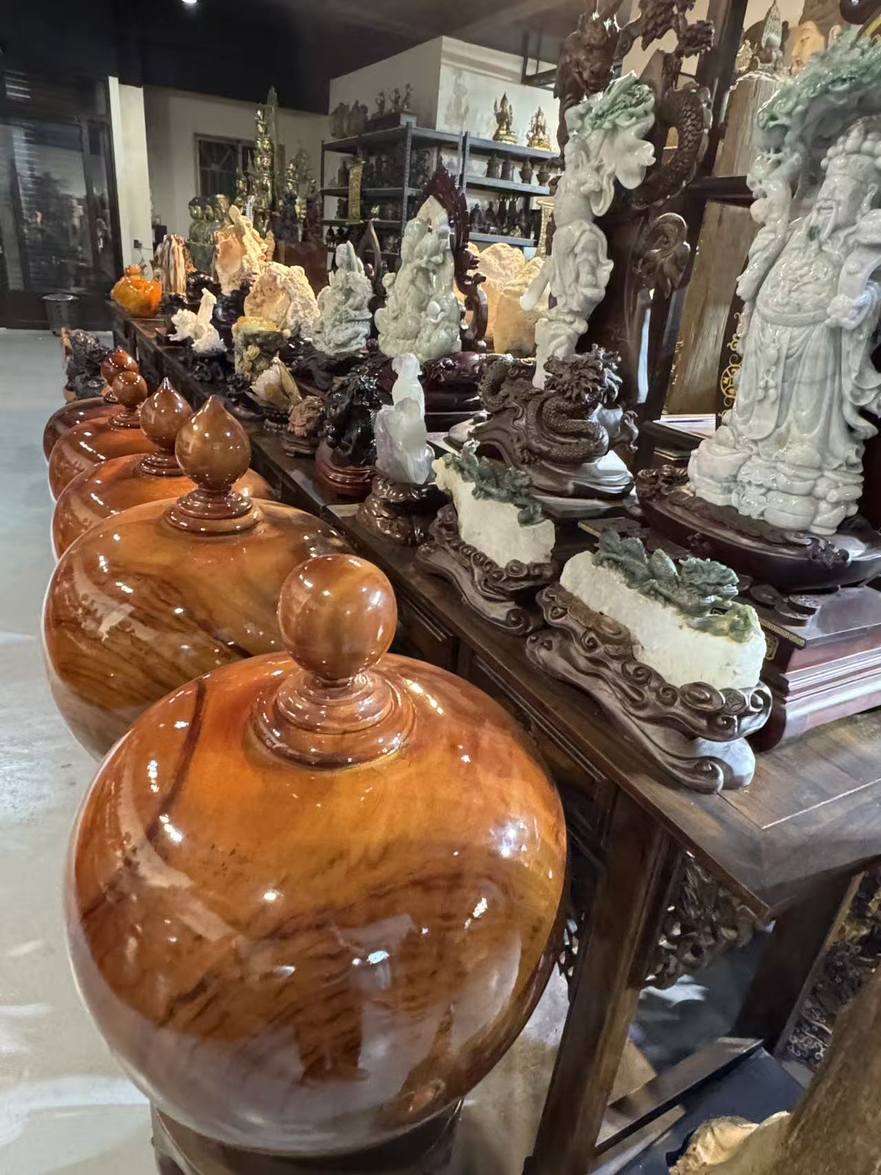 金時代藝品店面－聚寶盆與玉石雕刻