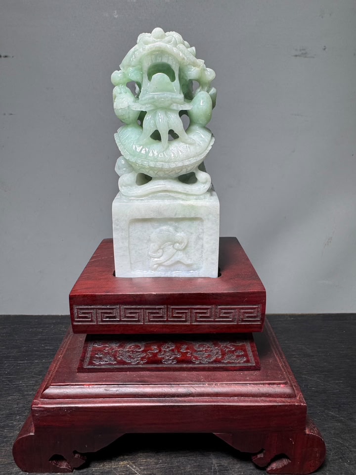 翡翠 盤龍印章（高 11 公分）